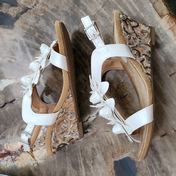 Patrizia by Spring Step Women's Flower Wedge Sandals Size 38 - Picture 4 of 9